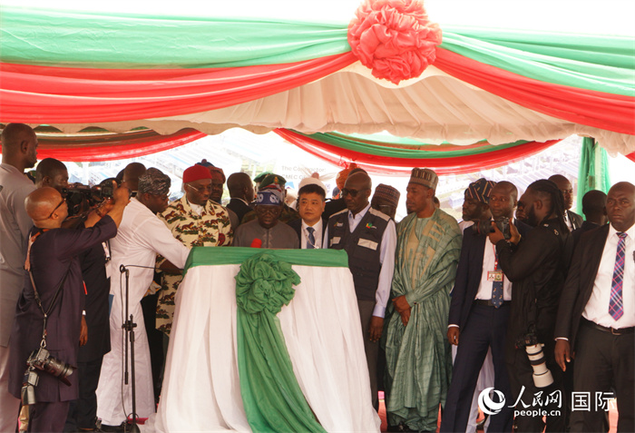 尼日利亞提努布為項(xiàng)目揭牌。人民網(wǎng)記者 姜宣攝