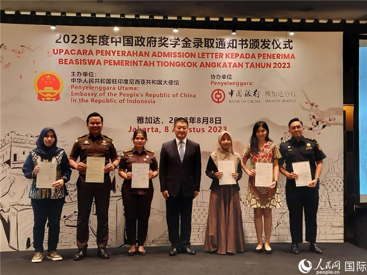 陸慷大使與獲得中國(guó)政府獎(jiǎng)學(xué)金的印尼學(xué)子合影。 人民網(wǎng)記者 李培松攝