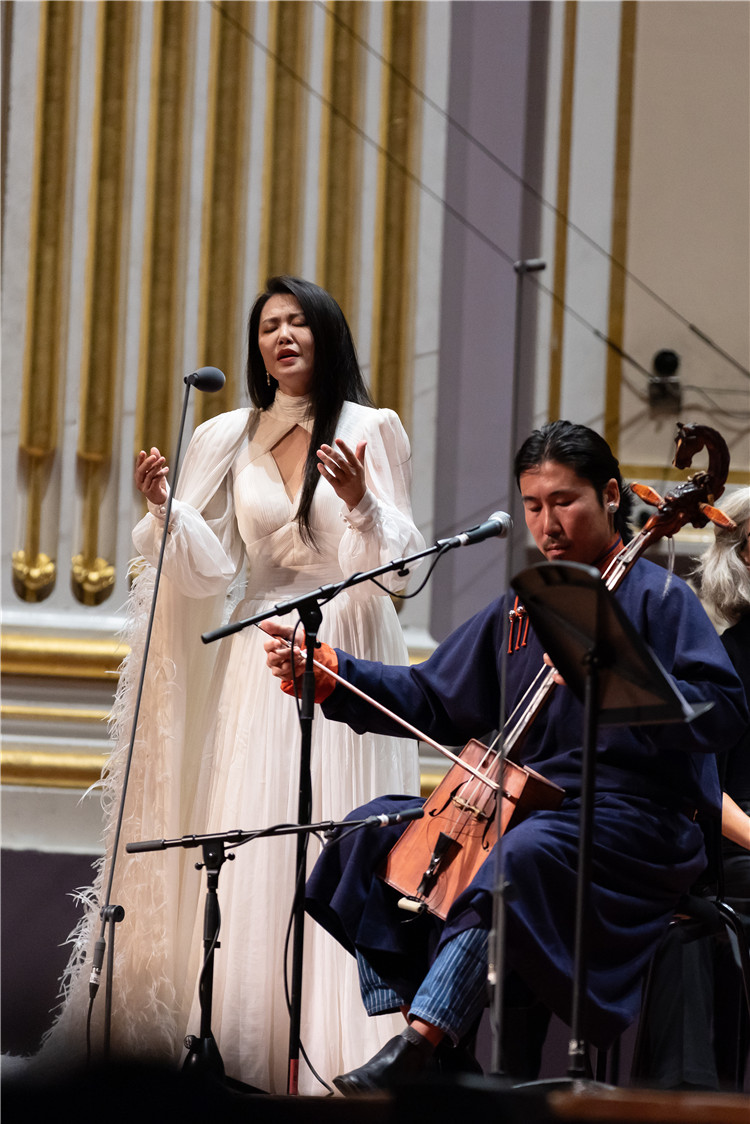 圖片說明： 8月5日，2023愛丁堡國際藝術(shù)節(jié)開幕式音樂會《慈悲頌》的演出現(xiàn)場。藝術(shù)節(jié)組委會供圖