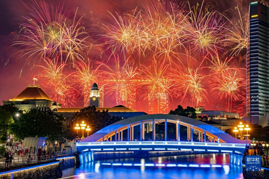 這是8月9日在新加坡國(guó)慶慶典上拍攝的煙花。