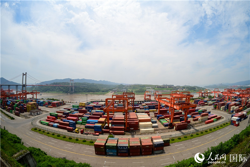 重慶果園港是我國內(nèi)河最大的鐵公水多式聯(lián)運(yùn)樞紐港，也是西部陸海新通道的重要支點(diǎn)。圖為果園港全貌。人民網(wǎng)記者 苑基榮攝