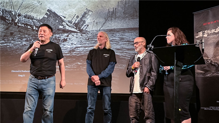 導(dǎo)演方勵(lì)以及團(tuán)隊(duì)成員分享體會(huì)。郭錦標(biāo)攝