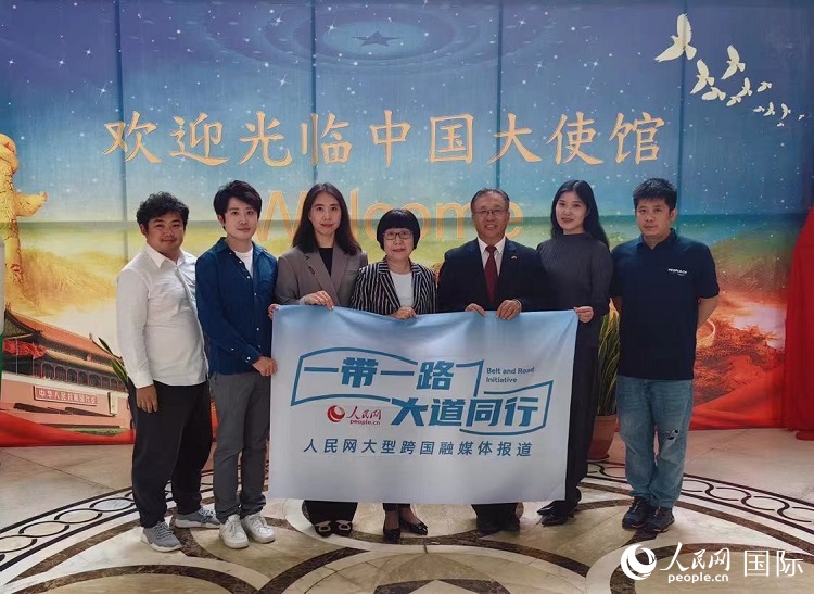 崔建春大使（右三）與人民網(wǎng)記者合影。