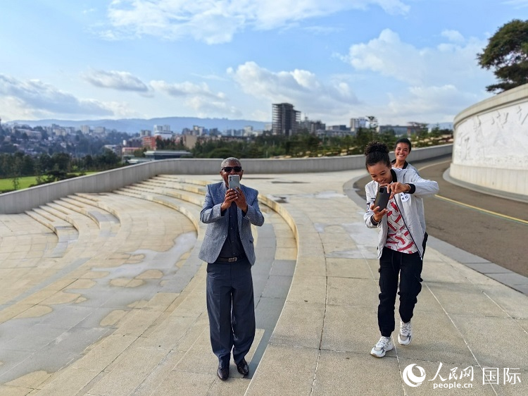 亞的斯亞貝巴友誼廣場的游客與人民網(wǎng)記者互動。人民網(wǎng)記者 陳星星攝