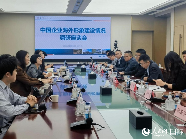 埃塞俄比亞中國商會企業(yè)代表與人民網(wǎng)記者座談。人民網(wǎng)記者 劉寧攝