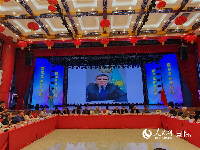 哈外交部駐阿拉木圖副代表拉伊莫夫視頻致辭。人民網(wǎng)記者 李強攝