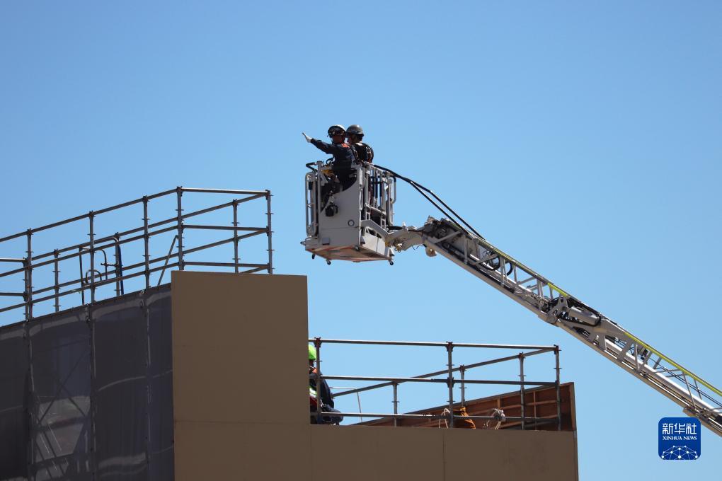 9月1日，在日本神奈川縣相模原市，消防員演練用消防云梯車救下被困高樓的民眾。9月1日是日本防災(zāi)日。當天，日本中央政府及多個都縣市舉行了防災(zāi)演練，以提高大規(guī)模災(zāi)害發(fā)生時防災(zāi)機構(gòu)和市民迅速應(yīng)對的能力。新華社記者 楊光 攝