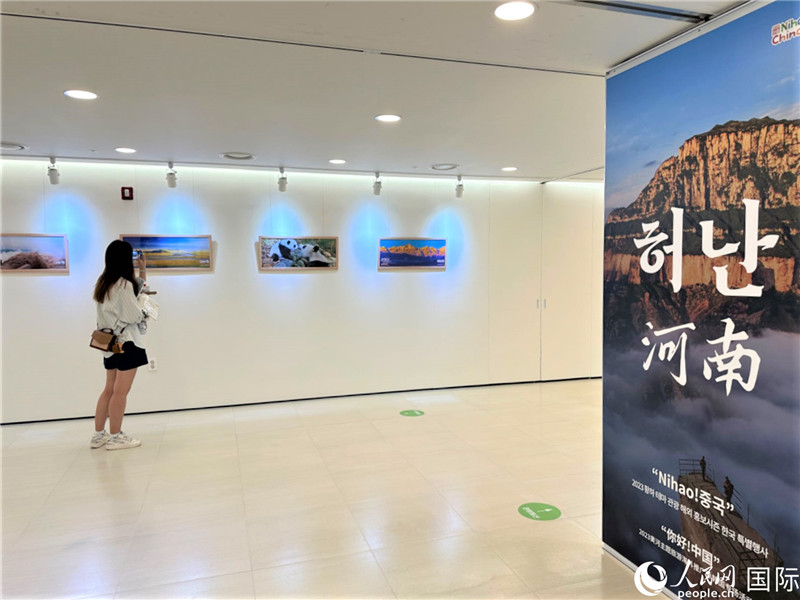 2.民眾參觀“看九曲黃河 聽華夏故事”主題展。人民網(wǎng)記者 馬菲攝