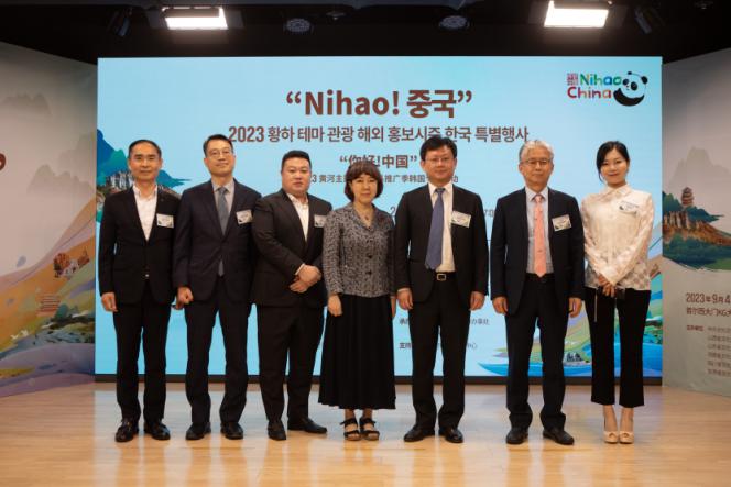 1.“你好！中國(guó)”2023黃河主題旅游海外推廣季韓國(guó)專場(chǎng)活動(dòng)5日在首爾舉行，圖為現(xiàn)場(chǎng)嘉賓合影。中國(guó)駐首爾旅游辦事處供圖