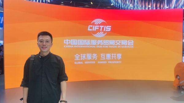 9月2日，梁家僖在國家會(huì)議中心拍照留念。受訪者供圖