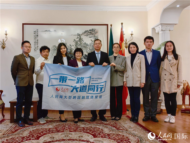 胡長春大使、駐非盟使團工作人員與人民網(wǎng)記者合影。