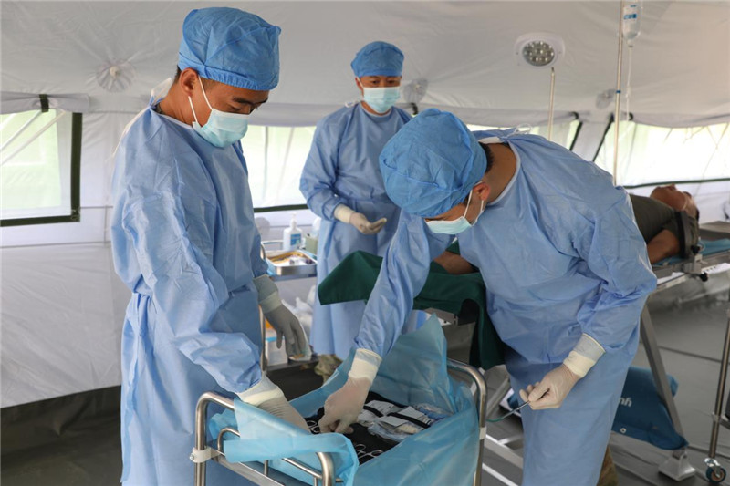 出征前，“純凈家園-2023”多國(guó)聯(lián)合掃雷行動(dòng)中方任務(wù)分隊(duì)醫(yī)療組官兵正在進(jìn)行專(zhuān)業(yè)訓(xùn)練。趙文環(huán)攝