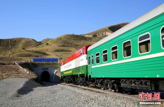 2016年8月24日，塔吉克斯坦“瓦赫達(dá)特-亞灣”鐵路通車。這是絲綢之路經(jīng)濟(jì)帶框架下首個(gè)開工并建成的鐵路項(xiàng)目，具標(biāo)志性意義。圖為火車進(jìn)入由中鐵十九局集團(tuán)有限公司承建的隧道。文龍杰 攝