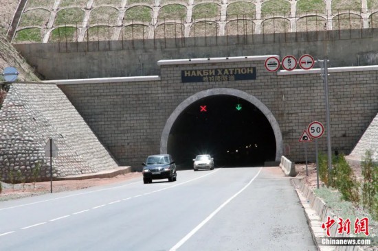連接塔吉克斯坦南北的重要隧道之一哈特隆隧道由中國路橋承建，是塔國南北公路交通的重要干線道路，對(duì)促進(jìn)塔吉克斯坦南北交流和國民經(jīng)濟(jì)發(fā)展具有重要意義。田冰攝