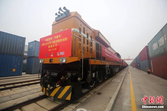 2021年7月5日，中國—上海合作組織地方經(jīng)貿(mào)合作示范區(qū)（簡(jiǎn)稱“上合示范區(qū)”）前往塔吉克斯坦首都杜尚別的首班中歐班列（齊魯號(hào)）“上合快線”發(fā)出，從上合示范區(qū)青島多式聯(lián)運(yùn)中心啟程，為中國及日本、韓國等周邊國家和地區(qū)與塔吉克斯坦經(jīng)貿(mào)往來提供了全新的物流解決方案。胡耀杰 攝