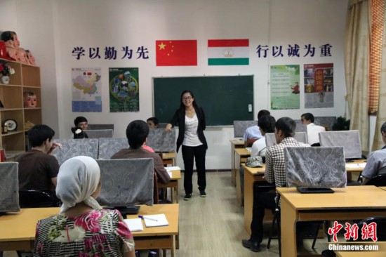 2014年，塔吉克斯坦國立民族大學(xué)的孔子學(xué)院內(nèi)，教師正在為塔吉克斯坦學(xué)生授課。田冰 攝