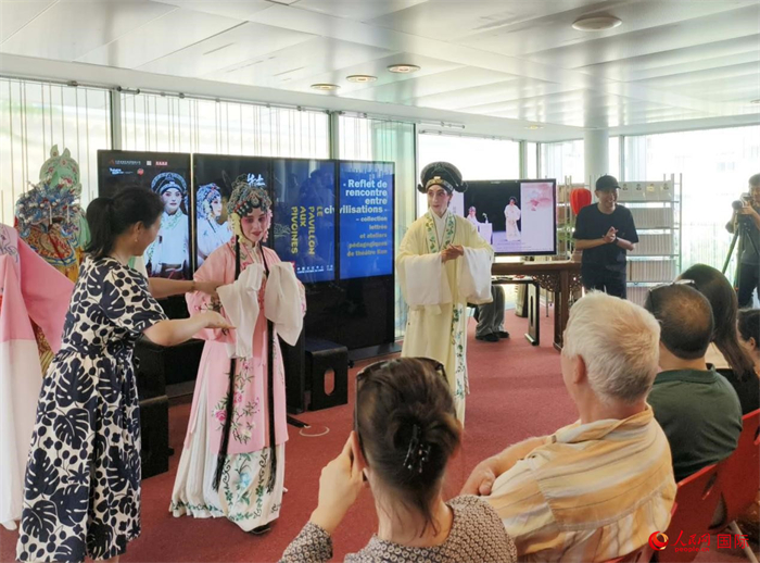 戲迷在昆曲雅集及教學工作坊活動現(xiàn)場體驗昆曲藝術。人民網記者 尚凱元攝