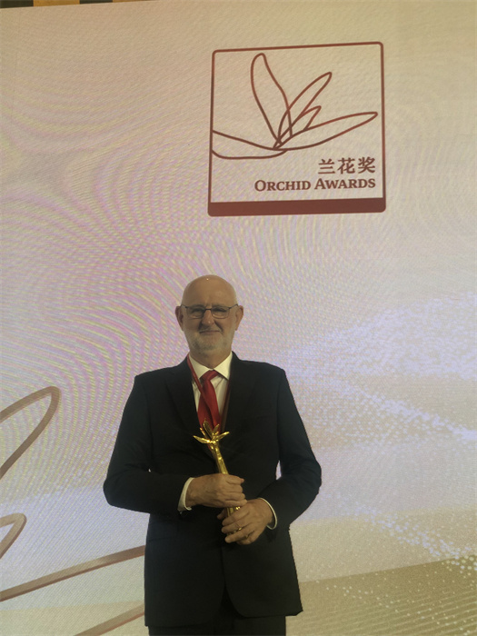 保利諾教授在頒獎典禮現(xiàn)場。 巴西圣保羅州立大學孔子學院供圖。