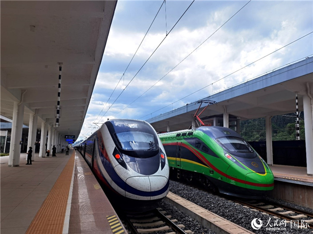 “復(fù)興號(hào)”和“瀾滄號(hào)”國際旅客列車停靠在老撾磨丁站。人民網(wǎng) 杜明明攝