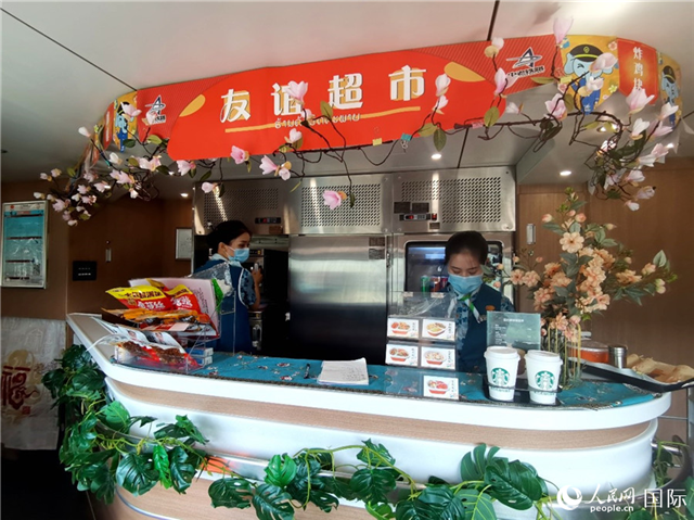 中老鐵路國際旅客列車?yán)锏摹坝颜x超市”。人民網(wǎng) 杜明明攝