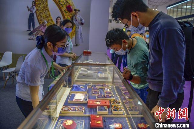 資料圖：民眾選購金飾品。駱云飛 攝