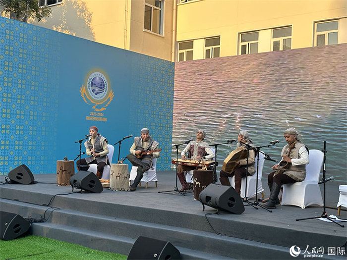 哈薩克斯坦著名音樂組合“圖蘭”樂隊演奏民族音樂。人民網(wǎng) 阿爾達克攝