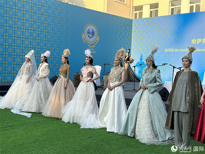 哈薩克斯坦獨立設計師品牌“Ai-zer”帶來了民族服裝時裝秀。人民網(wǎng) 阿爾達克攝