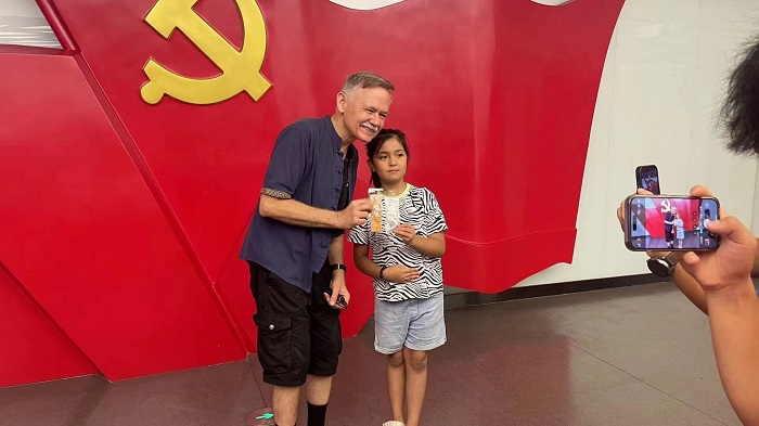 潘維廉和志愿講解員紀(jì)念合影。主辦方供圖