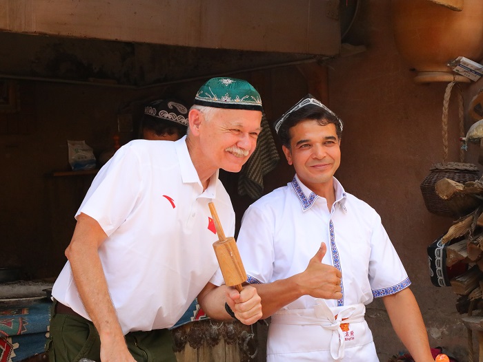 潘維廉和維吾爾族創(chuàng)業(yè)青年合影。主辦方供圖