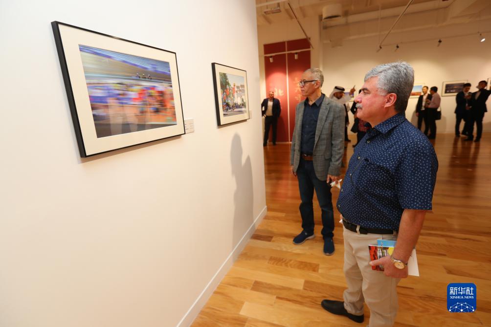 9月18日，人們在卡塔爾多哈參觀“你好，北京”攝影展。新華社記者隋先凱攝