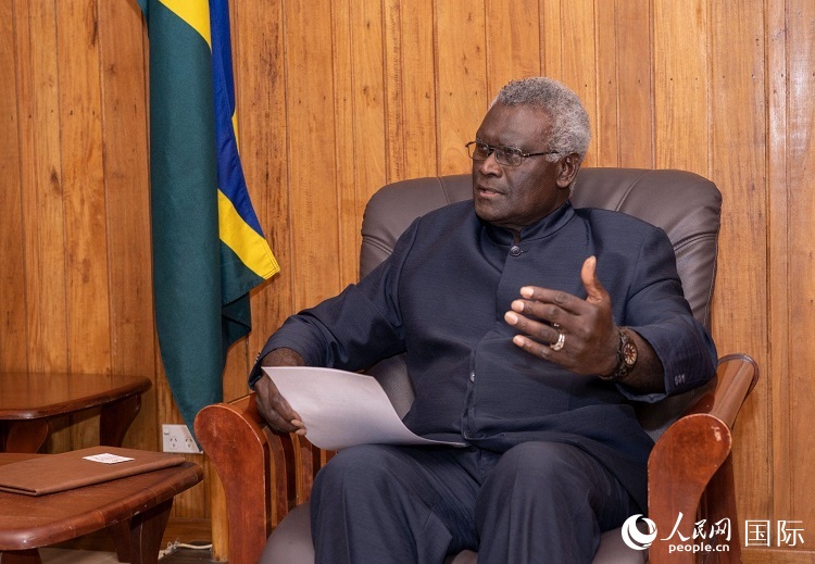 2023年9月14日，所羅門群島總理梅納西·索加瓦雷在首都霍尼亞拉接受人民網(wǎng)記者專訪。（人民網(wǎng) 賀吉攝影 ）