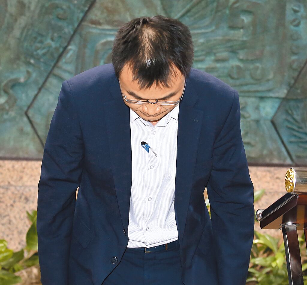 臺農(nóng)業(yè)部門負(fù)責(zé)人陳吉仲19日傍晚舉行記者會說明項目進(jìn)口雞蛋議題，當(dāng)日晚間8點在臉書上宣布辭職。 圖片來源：臺灣“中時新聞網(wǎng)”