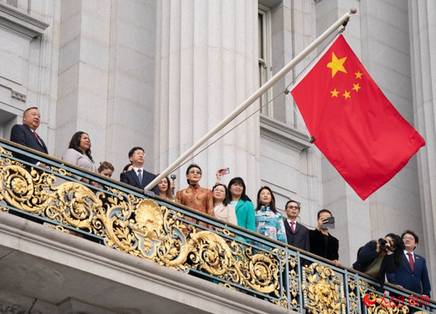 當?shù)貢r間9月29日，中國駐舊金山總領(lǐng)事張建敏與舊金山市長倫敦·布理德一起在舊金山市政廳陽臺升起中國國旗，慶祝中華人民共和國成立74周年。人民網(wǎng)記者 鄧圩攝