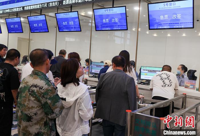 9月21日，旅客在北京站售票大廳內(nèi)購買火車票。當(dāng)日，鐵路部門開始發(fā)售10月5日火車票。國鐵集團(tuán)發(fā)布數(shù)據(jù)顯示，9月13日至20日已發(fā)售火車票1.5億張。鐵路部門將在9月27日至10月1日、10月4日至7日增開200列夜間高鐵，車票已陸續(xù)開始發(fā)售，盡最大努力滿足旅客出行需求。 <a target='_blank' href='/'><p  align=