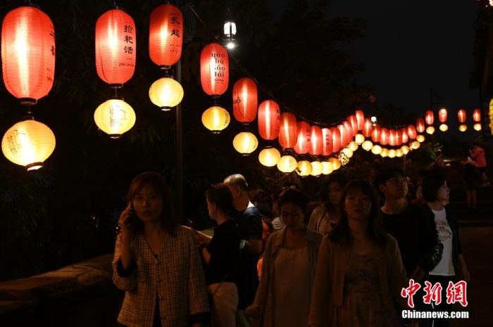 圖為游客夜游山城巷感受山城獨(dú)特魅力。<a target='_blank' href='/' ><p  align=