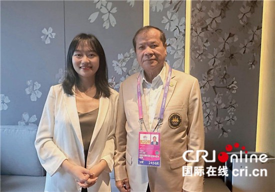 　　△柬埔寨國(guó)家奧委會(huì)主席、柬埔寨亞運(yùn)代表團(tuán)團(tuán)長(zhǎng)唐坤（右）接受記者采訪