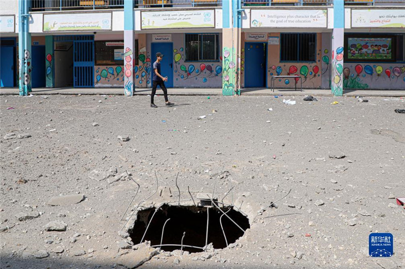 這是10月8日在加沙城一所學(xué)校拍攝的以色列空襲對(duì)地面造成的破壞。新華社發(fā)（里澤克·阿卜杜勒賈瓦德攝）