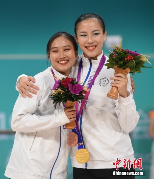 10月7日，杭州第19屆亞運會輪滑項目女子花樣輪滑單人滑長節(jié)目決賽在錢塘輪滑中心舉行。結(jié)合短節(jié)目決賽成績，中國臺北選手洪筱晴(左)以94.38分的總成績奪得女子花樣輪滑單人滑冠軍，中國臺北選手張致如(右)獲得季軍。<a target='_blank' href='/'><p  align=