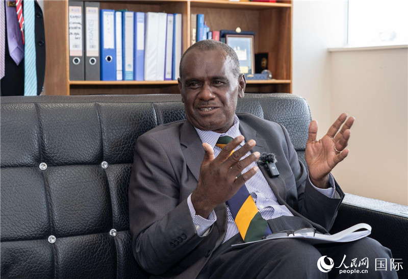 2023年9月13日，所羅門(mén)群島外交部長(zhǎng)杰里邁亞·馬內(nèi)萊在首都霍尼亞拉接受人民網(wǎng)記者專(zhuān)訪(fǎng)。人民網(wǎng) 賀吉攝