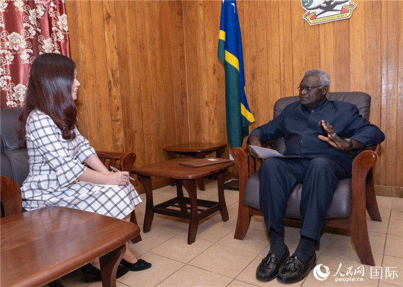 2023年9月14日，所羅門(mén)群島總理梅納西·索加瓦雷在首都霍尼亞拉接受人民網(wǎng)記者專(zhuān)訪(fǎng)。人民網(wǎng) 賀吉攝