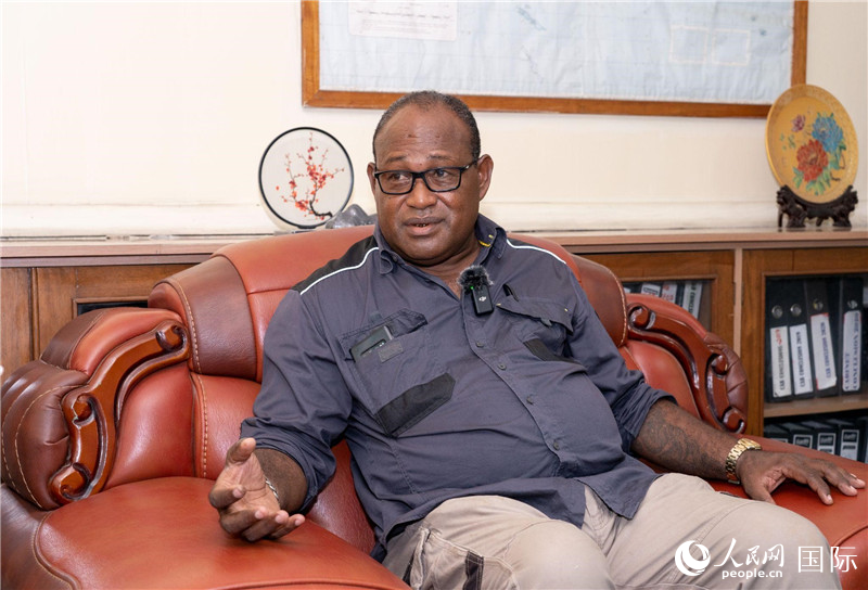 2023年9月13日，所羅門(mén)群島副總理兼基礎(chǔ)設(shè)施和發(fā)展部長(zhǎng)梅納西·梅蘭加在首都霍尼亞拉接受人民網(wǎng)記者專(zhuān)訪(fǎng)。人民網(wǎng) 賀吉攝