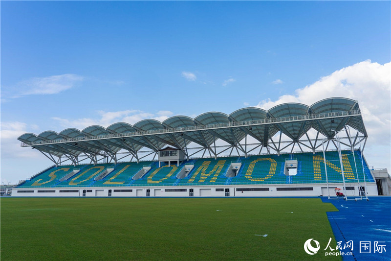 2023年9月12日，位于所羅門(mén)群島首都霍尼亞拉的由中土公司承建的中國(guó)援所羅門(mén)群島2023年太平洋運(yùn)動(dòng)會(huì)體育場(chǎng)館。人民網(wǎng) 賀吉攝