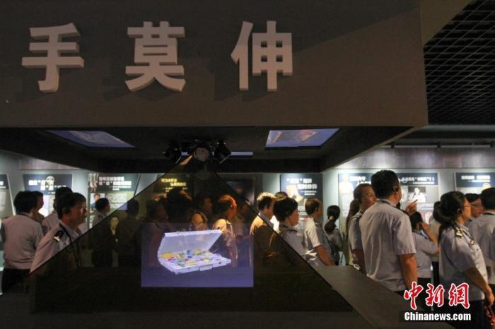 資料圖：2015年10月，海南省公安廳組織黨員干部前往反腐倡廉警示教育基地參觀受教。洪堅鵬 攝