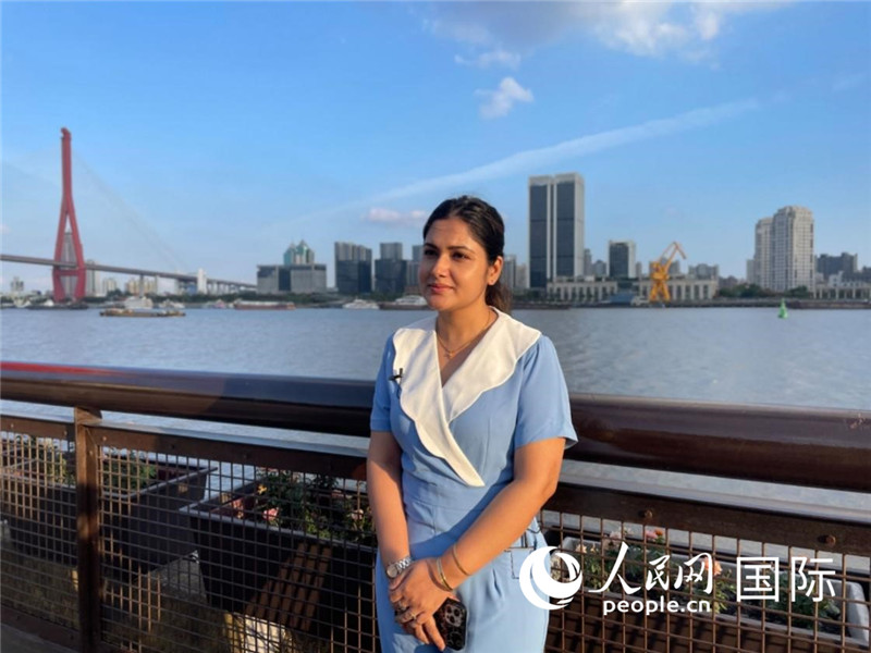孟加拉國(guó)Channel24電視頻道主持人伊斯拉特·阿敏在上海市楊浦濱江接受采訪。 人民網(wǎng)記者 張榮攝