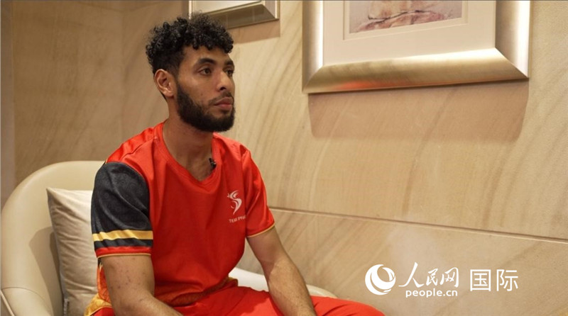 巴布亞新幾內(nèi)亞乒乓球國(guó)家隊(duì)隊(duì)員杰弗瑞·羅伊接受采訪。 人民網(wǎng) 彭昱凱攝