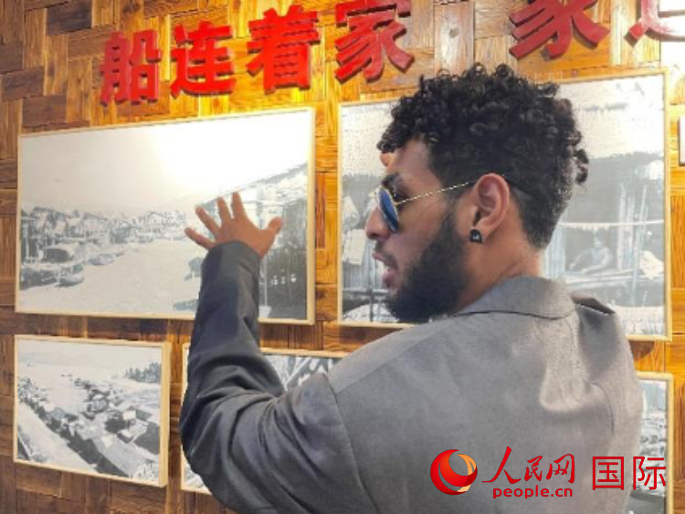 巴布亞新幾內(nèi)亞乒乓球國家隊(duì)隊(duì)員羅伊在福建省寧德市下歧村參觀。人民網(wǎng)記者 張榮攝