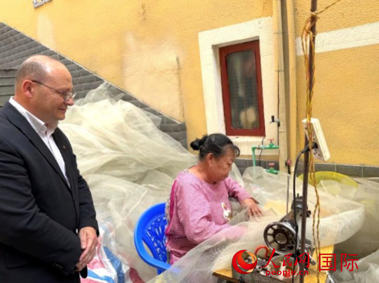 馬耳他瑪格麗特中學(xué)“中國角”教師馬丁·阿佐帕迪在福建省寧德市下歧村參觀。人民網(wǎng)記者 周雨攝