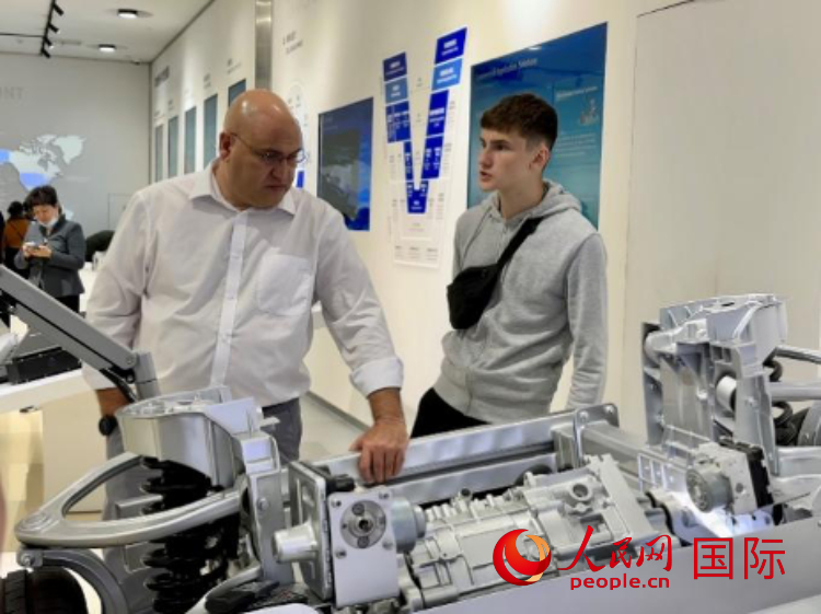 馬耳他瑪格麗特中學(xué)“中國角”的學(xué)生父親誒特伯特·斯肯布里參觀福建省寧德市寧德時(shí)代新能源科技股份有限公司。 人民網(wǎng)記者 周雨攝