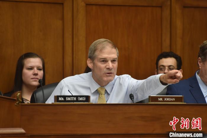 當(dāng)?shù)貢r(shí)間10月13日，美國(guó)國(guó)會(huì)眾議院共和黨人就議長(zhǎng)候選人再次進(jìn)行黨內(nèi)投票，眾議院司法委員會(huì)主席吉姆·喬丹獲得黨內(nèi)提名。圖為喬丹今年9月在眾議院監(jiān)督和問責(zé)委員會(huì)聽證會(huì)上發(fā)言。 <a target='_blank' href='/'><p  align=