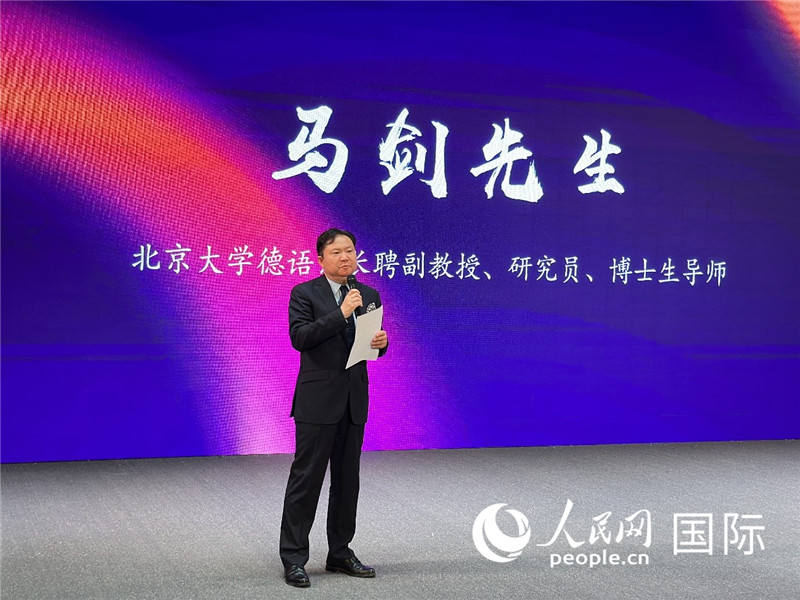 北京大學(xué)德語系長聘副教授馬劍點評學(xué)生表現(xiàn)。（攝影：張麗鷗）